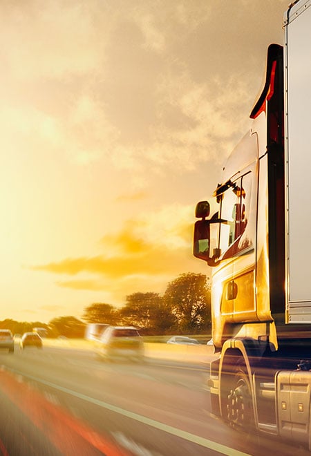 lkw-auf-straße-450x660
