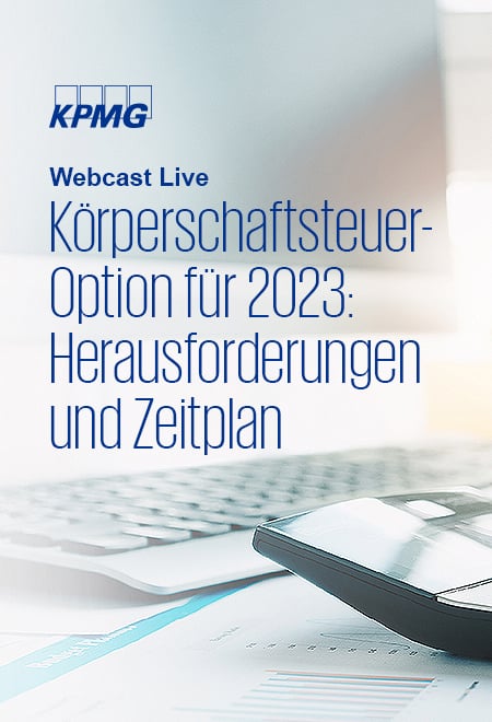 schreibtisch-mit-tastatur-und-webcast-titel-450x660